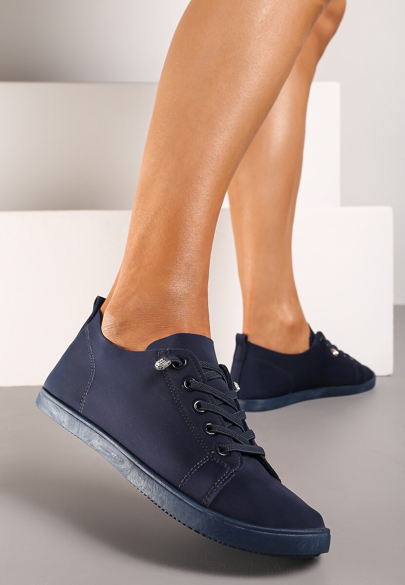 Szare Sznurowane Tenisówki z Ozdobnymi Cyrkoniami na Płaskiej Podeszwie Iiloeva