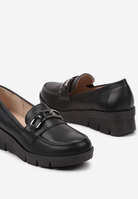 Czarne Półbuty Mokasyny na Koturnie z Tłoczeniem i Wkładką ze Skóry Naturalnej i Łańcuchem Cariella