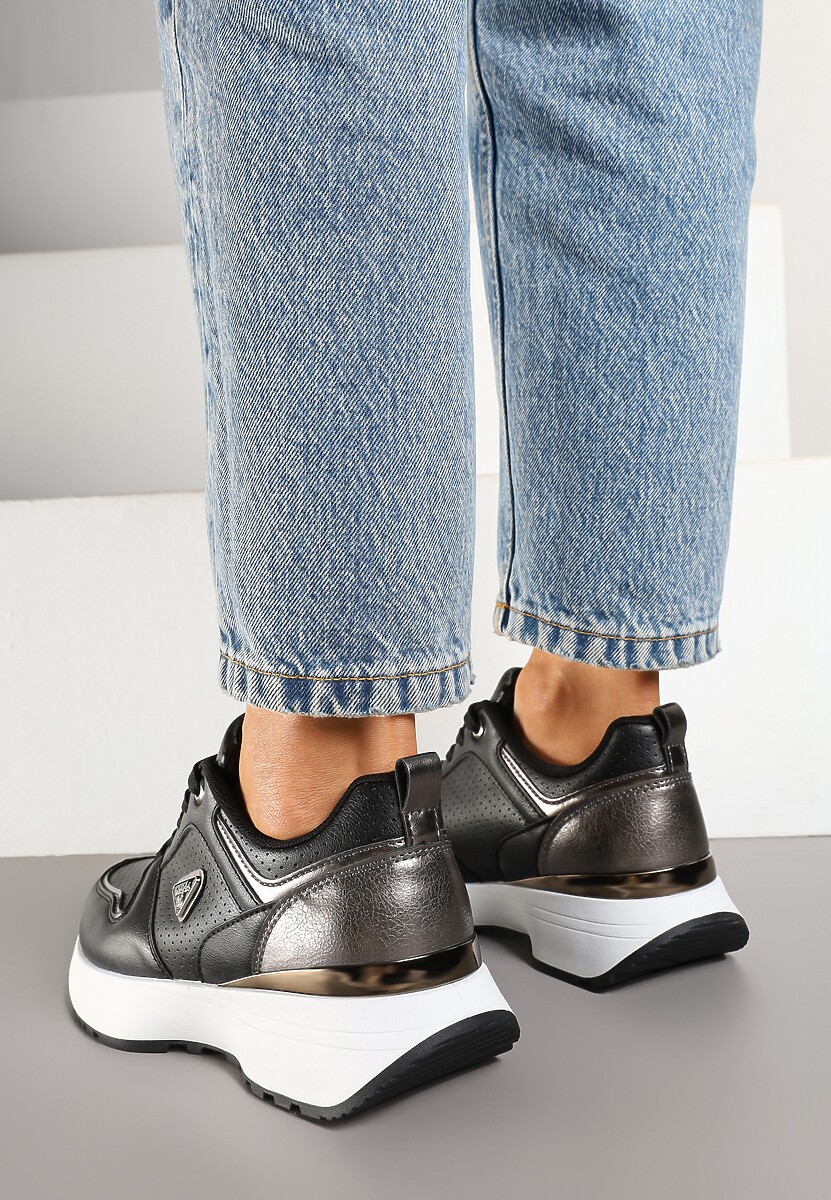 Czarne Sneakersy Ozdobione Perforacją i Geometryczną Aplikacją Senilanea