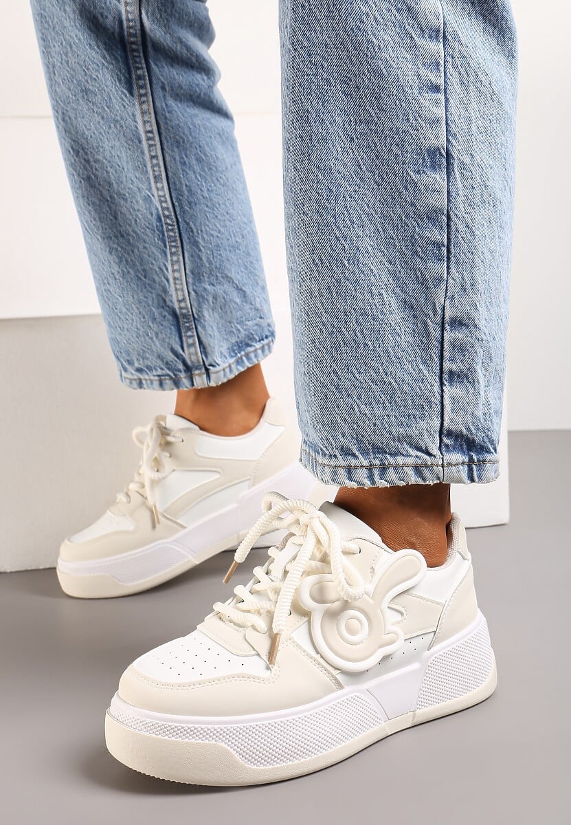 Biało-Beżowe Sneakersy na Niskiej Platformie z Wypukłą Ozdobą Irasa
