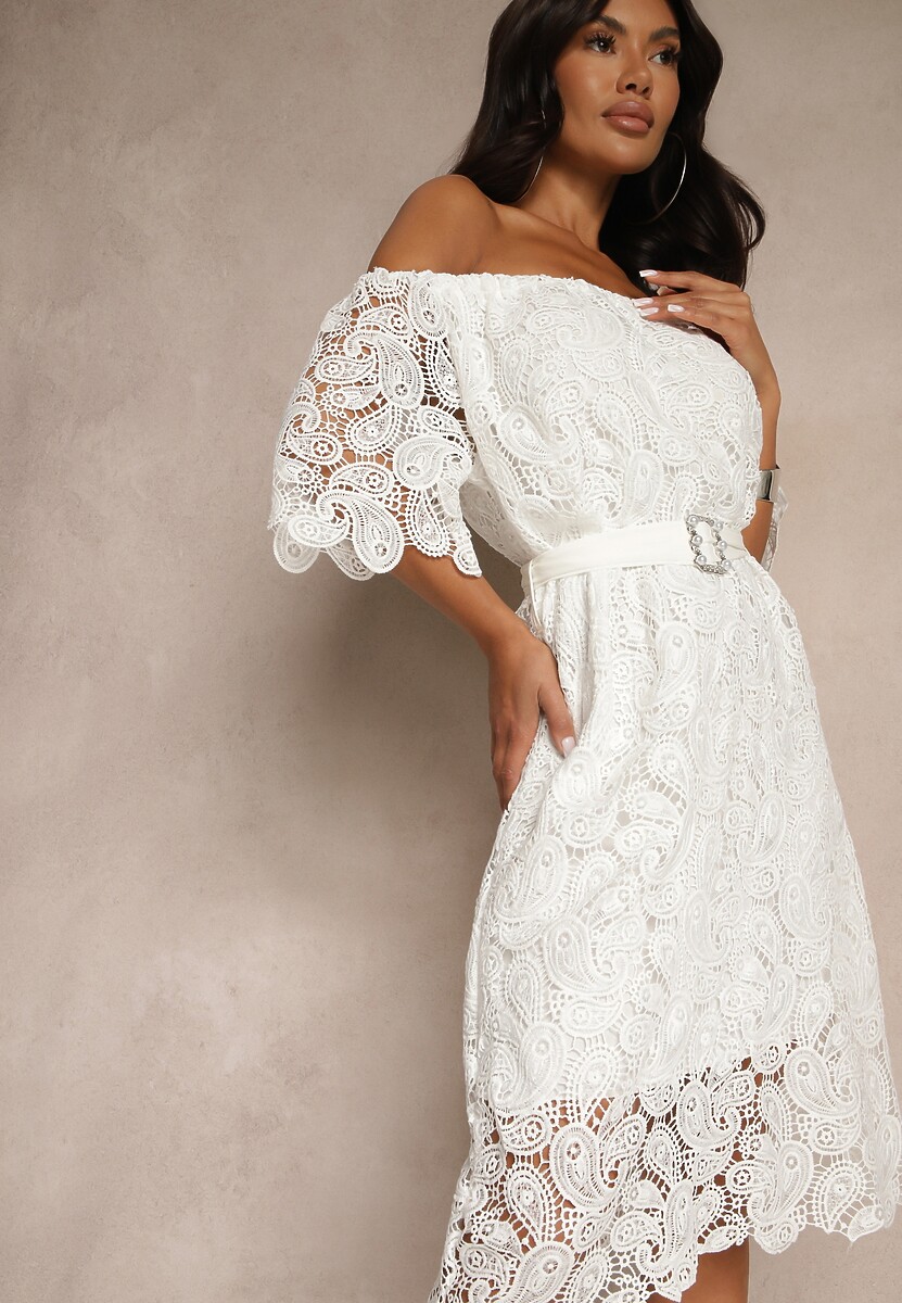 Biała Sukienka z Bawełną z Paskiem z Klamrą Perełkami i Cyrkoniami Neralisse