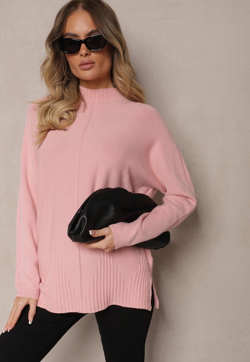 Jasnoróżowy Prążkowany Sweter z Półgolfem z Rozcięciami po Bokach Rerilla