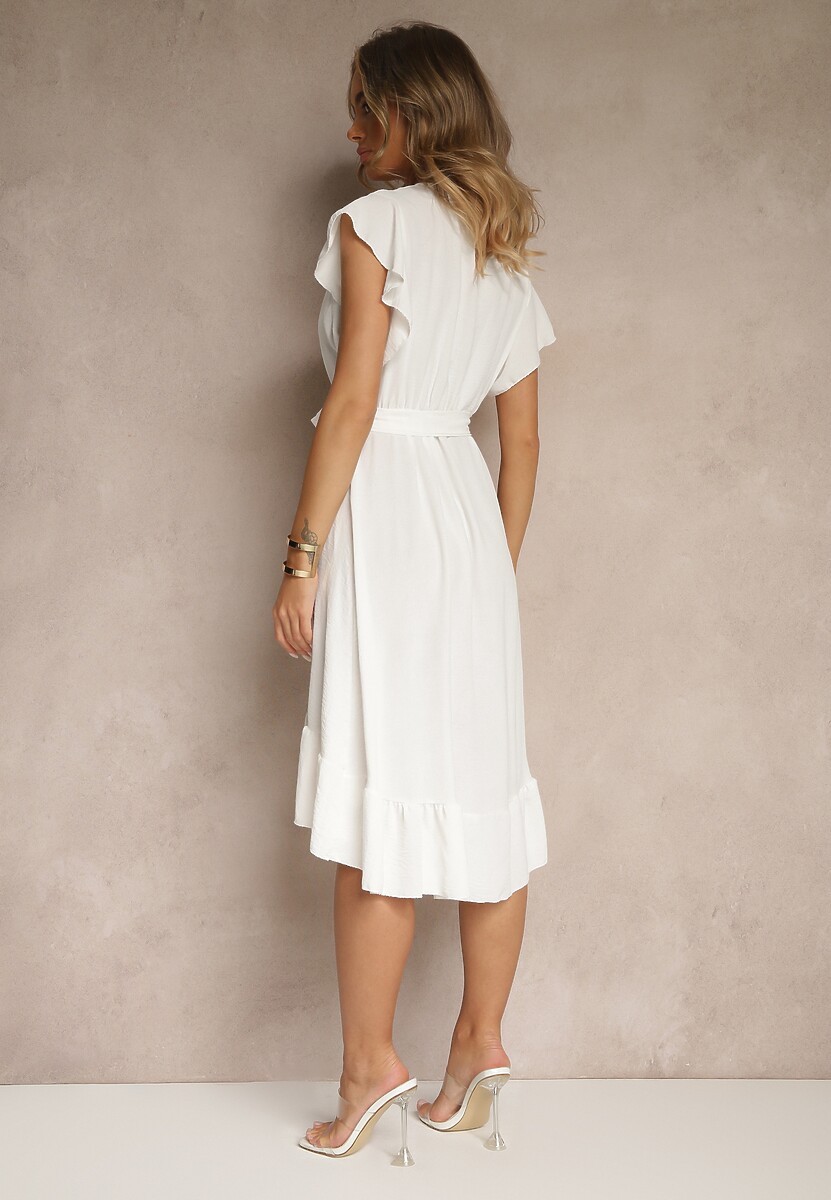Biała Sukienka o Rozkloszowanym Kroju z Paskiem i Falbanką Nativese