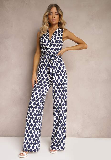 Granatowo-Biały Kombinezon o Taliowanym Kroju z Trójkątnym Dekoltem i Paskiem w Talii Geranea