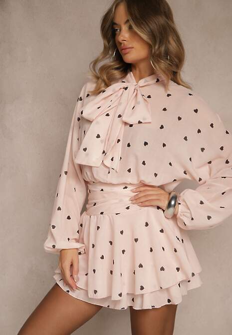 Różowa Sukienka o Rozkloszowanym Kroju z Nietoperzowymi Rękawami i Wiązaniem Mironaria