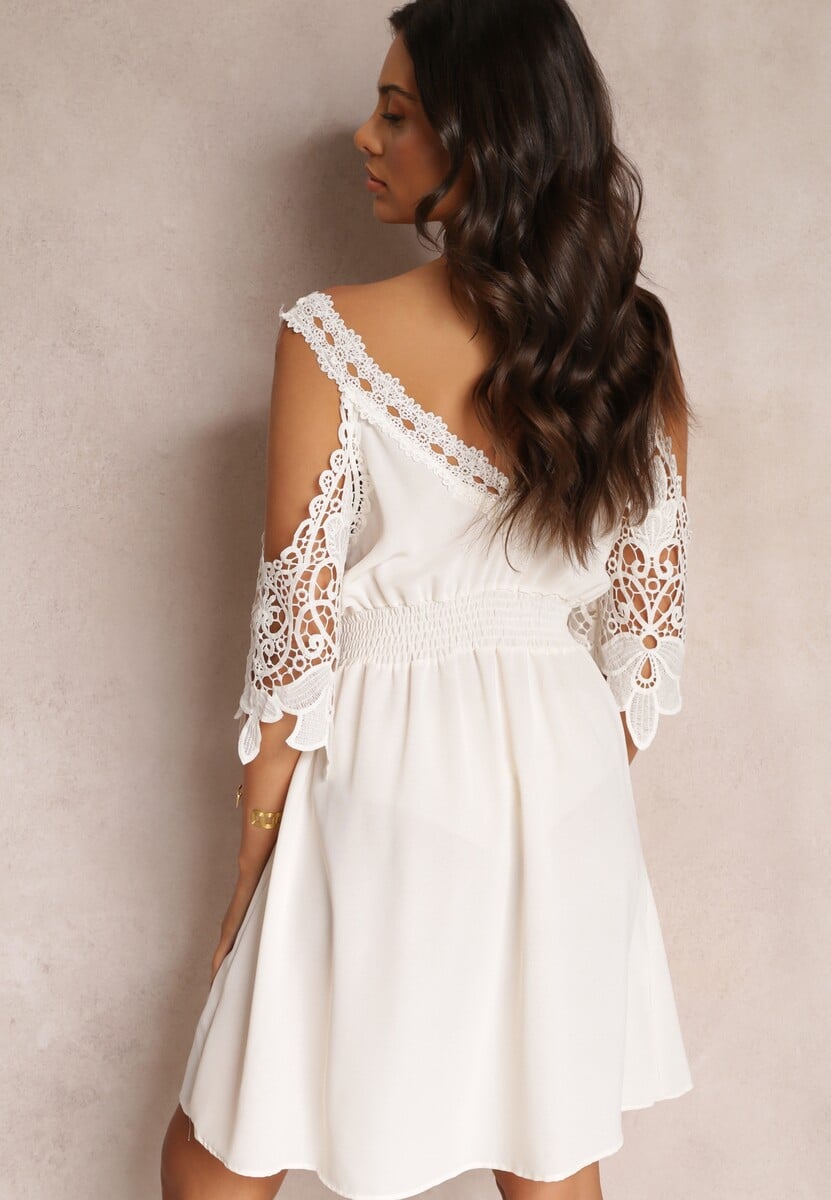 Beżowa Rozkloszowana Sukienka Mini z Gumką w Talii i Hiszpańskimi Rękawami z Koronką Carolta