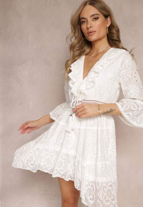 Biała Rozkloszowana Sukienka Mini z Dłuższym Tyłem i Koronkowymi Wstawkami Ralan
