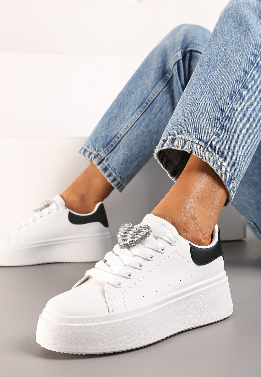 Biało-Czarne Wiązane Casualowe Sneakersy na Platformie z Cyrkoniami i Metalową Aplikacją Illita