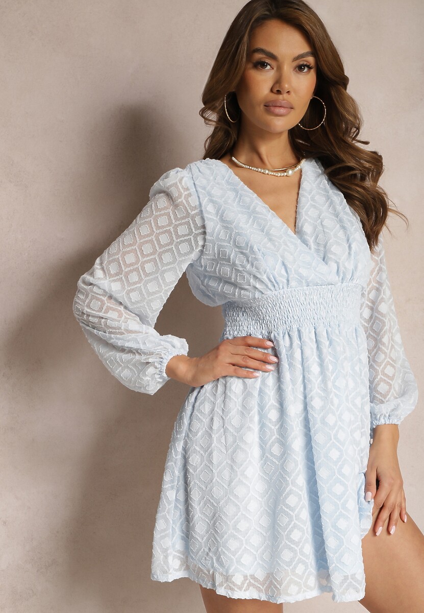 Fioletowa Sukienka z Gumką w Talii Kopertowym Dekoltem i Geometrycznym Wzorem na Siateczce Marixita