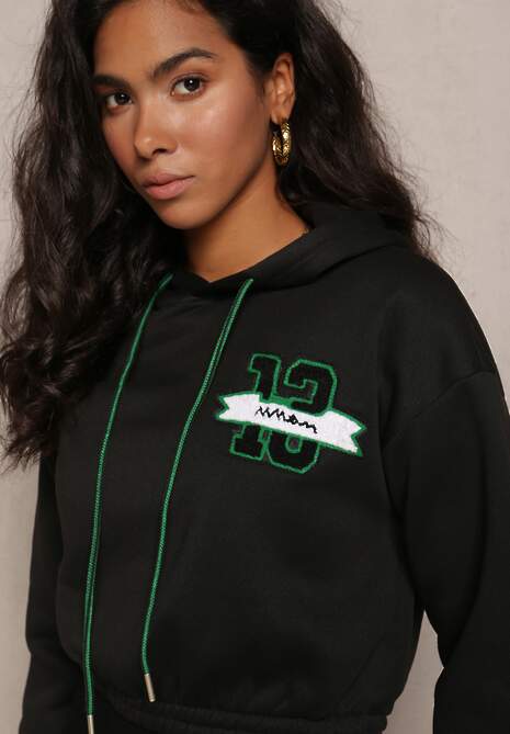 Czarna Krótka Bluza z Kapturem Ściągaczami i Ozdobnym Nadrukiem Relis