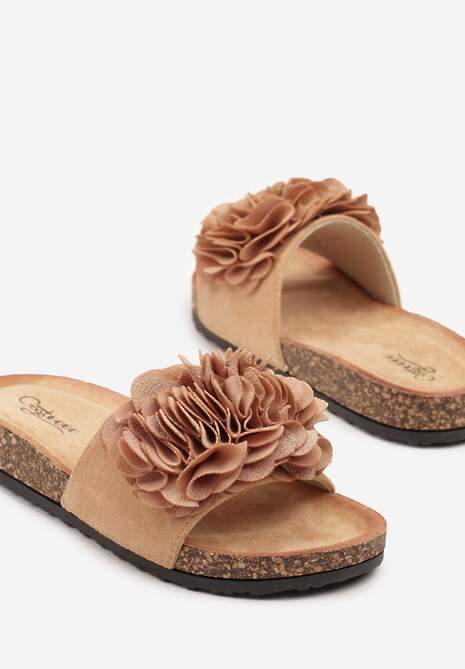Ciemnobeżowe Klapki z Ozdobną Aplikacją w Kształcie Kwiatów Kinaiana