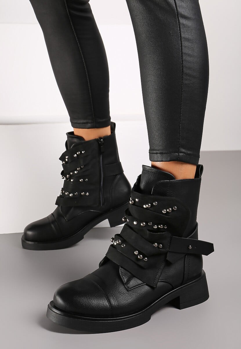 Czarne Botki w Streetwearowym Stylu Ozdobione Nitami i Naszywką Lirelina