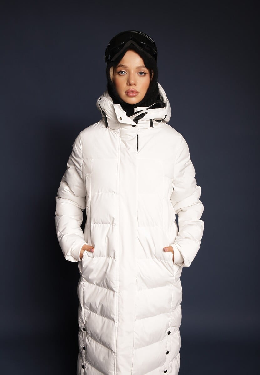 Biała Pikowana Kurtka o Długim Kroju z Kapturem i Ściągaczami Zapinana z Boku na Napy Siarielia