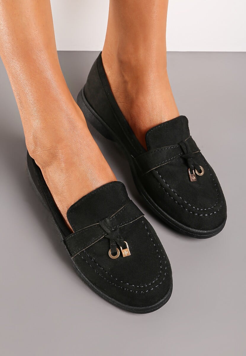 Czarne Mokasyny z Metalową Zawieszką na Przodzie Oliketia