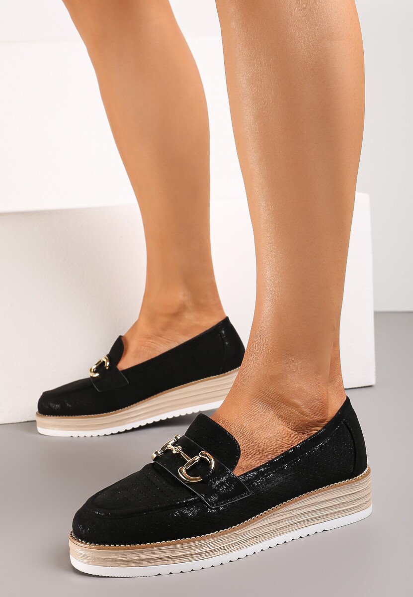 Czarne Lekko Błyszczące Półbuty Mokasyny na Platformie z Perforacją i Klamrą Alerin
