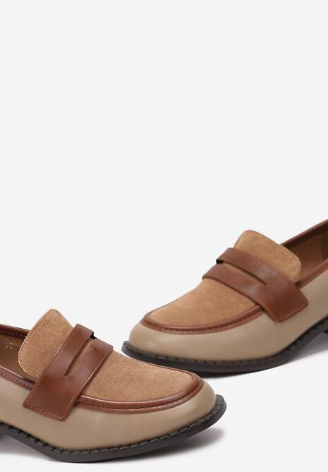 Ciemnobeżowe Wsuwane Mokasyny z Płaskim Obcasem i Paskiem z Przodu Mauvela
