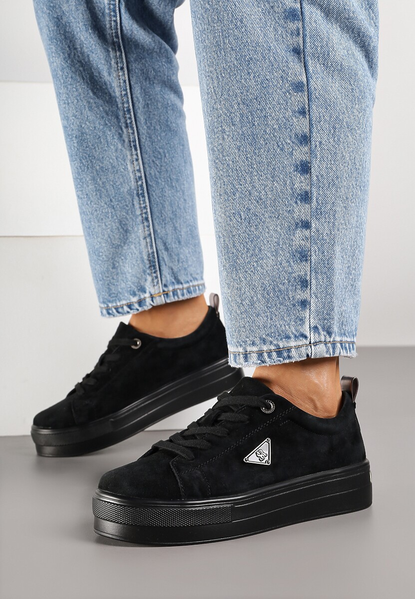 Czarne Sneakersy na Platformie z Zamszu Naturalnego Ozdobione Aplikacją Beliale
