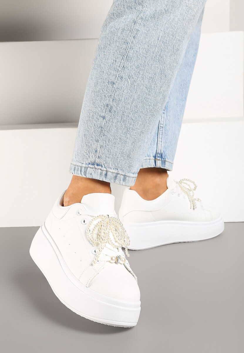 Białe Sneakersy na Platformie z Perełkami i Metalowymi Kuleczkami Selavia