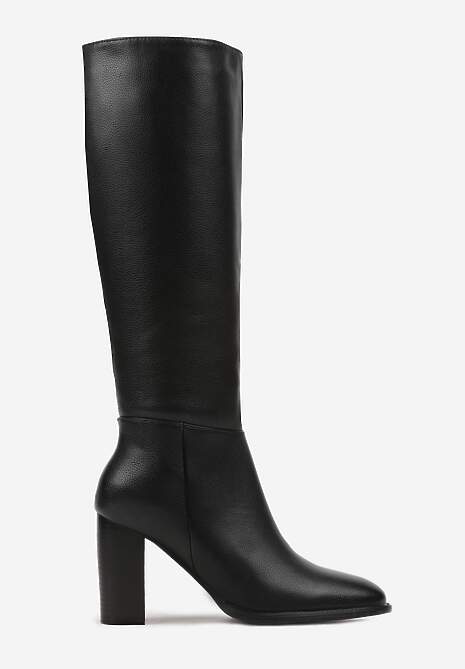 Czarne Kozaki na Słupku z Lekkim Ociepleniem Hanissa