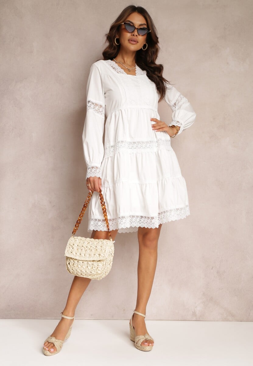 Biała Rozkloszowana Sukienka Mini z Ozdobnym Dekoltem z Koronką Eudovana