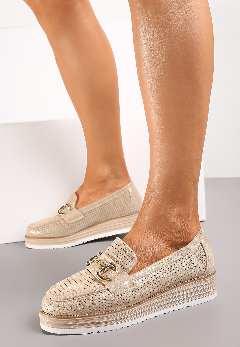 Czarne Lekko Błyszczące Półbuty Mokasyny na Platformie z Perforacją i Klamrą Alerin