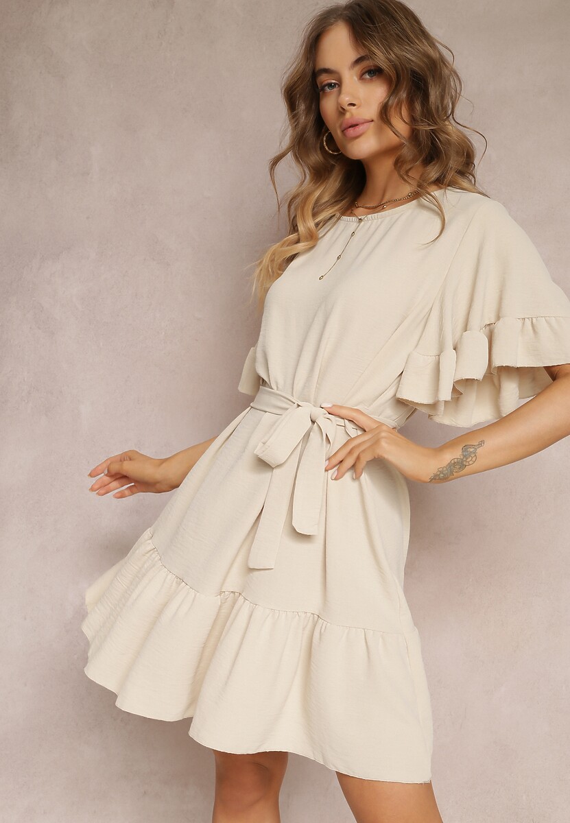 Jasnobeżowa Rozkloszowana Sukienka z Falbankami i Wiązanym Paskiem Aurya