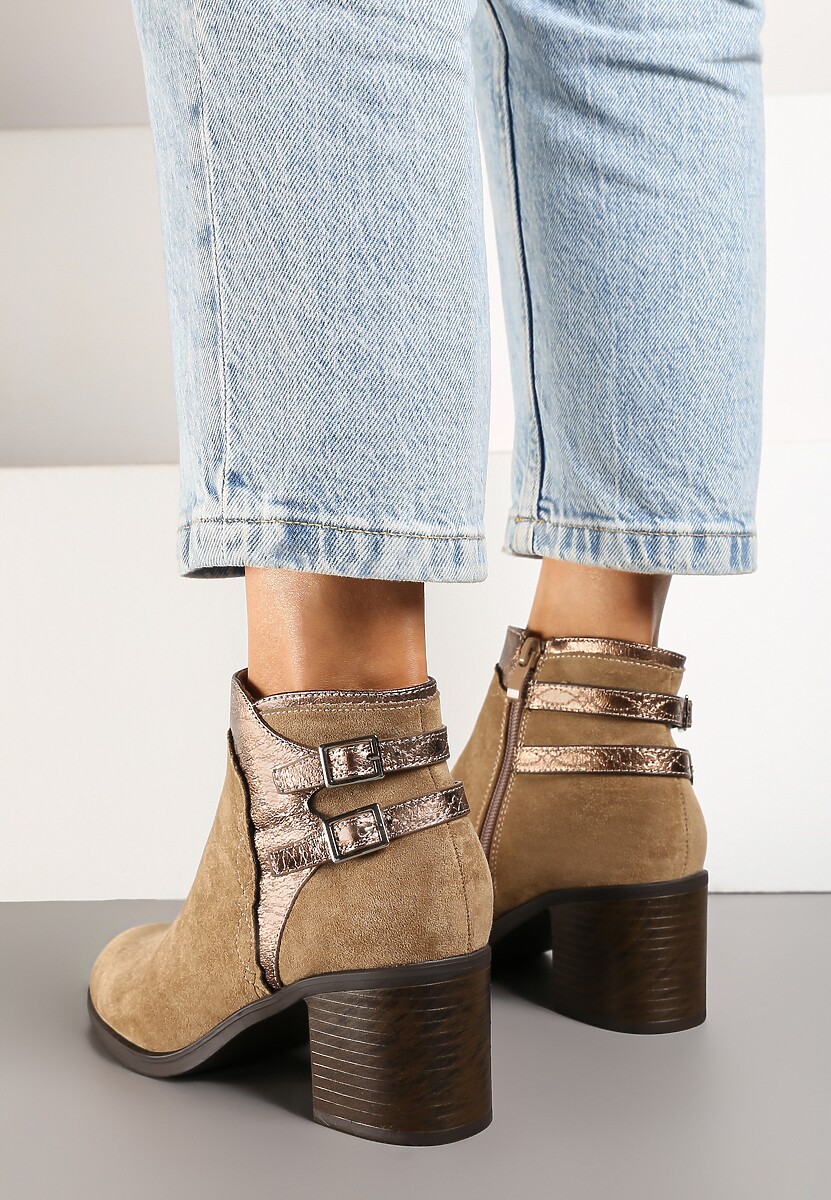 Ciemnobeżowe Botki na Słupku z Ozdobnymi Klamrami i Paskami Deolena