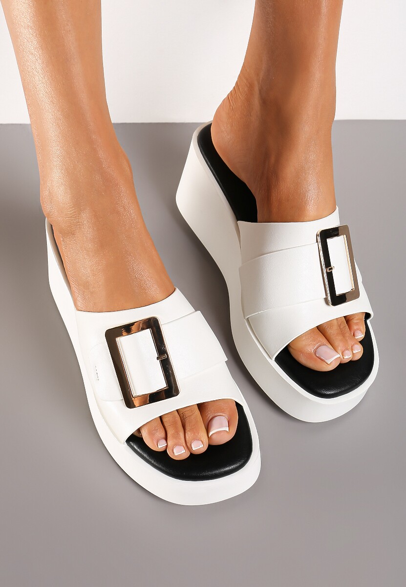 Białe Casualowe Klapki na Koturnie Ozdobione z Przodu Klamrą Pradia