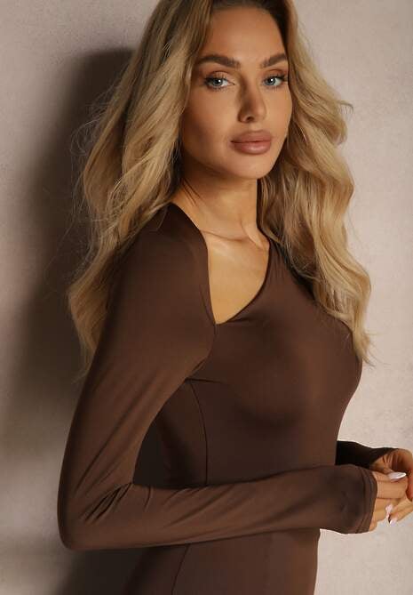 Brązowa Sukienka o Taliowanym Kroju z Asymetrycznie Wyciętym Dekolem i Rozcięciem Sairel