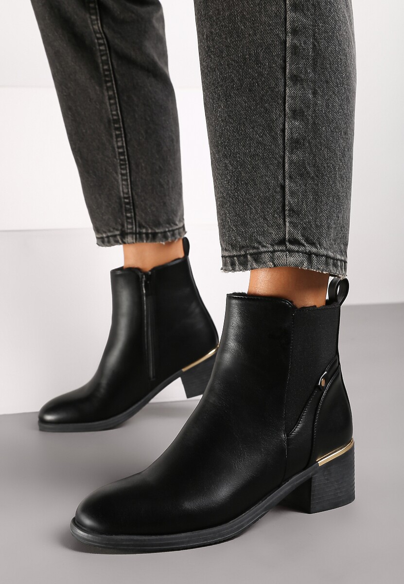 Czarne Botki na Słupku Ozdobione Metaliczną Aplikacją Naratta