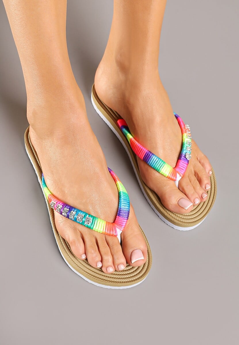 Białe Japonki z Ozdobnymi Cyrkoniami i Tłoczeniem Callisna