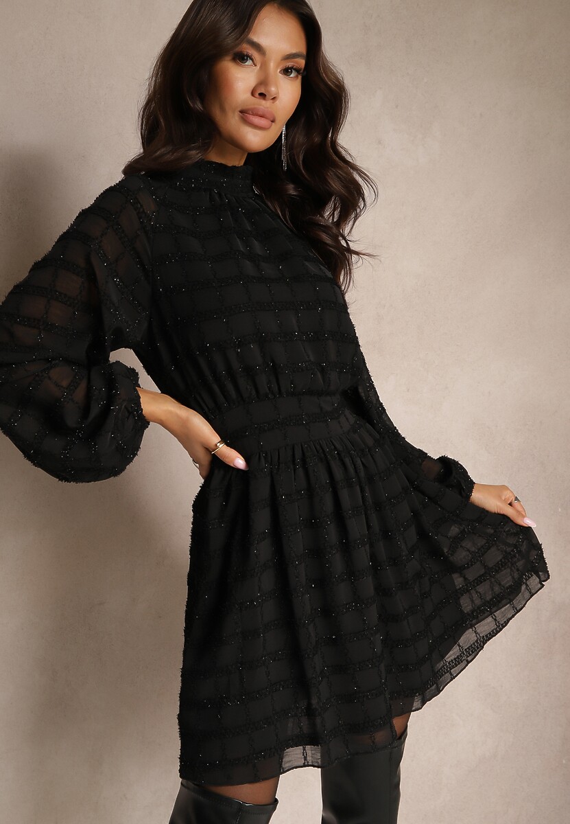 Czarna Rozkloszowana Sukienka ze Stójką i Gumką w Talii Zdobiona Metaliczną Nicią Vencira