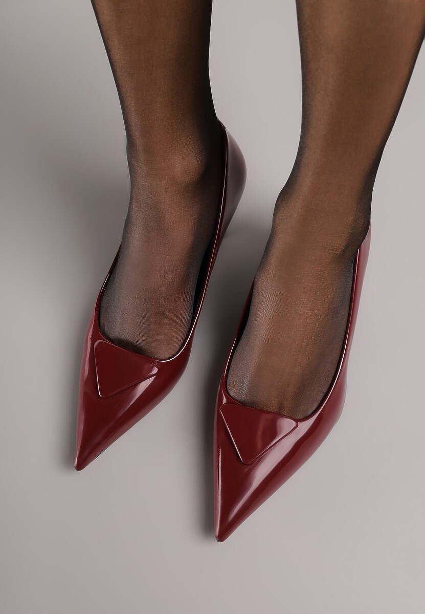 Bordowe Czółenka Lakierowane na Kaczuszce z Trójkątną Ozdobą Omenra