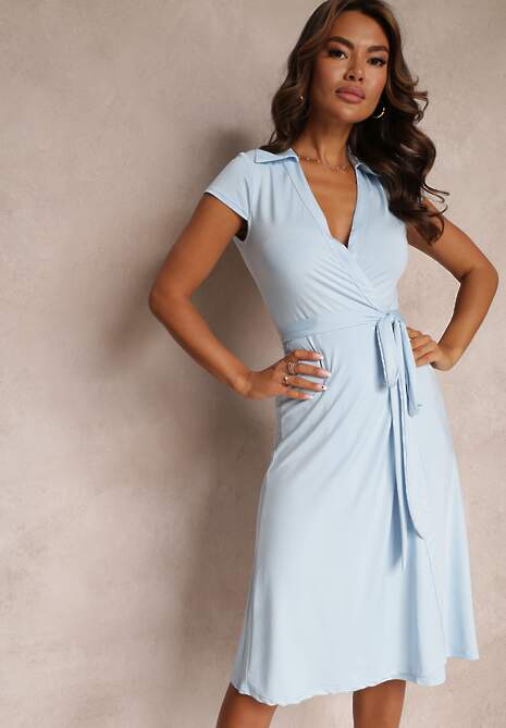 Jasnoniebieska Sukienka o Kopertowym Kroju Midi Kynzle