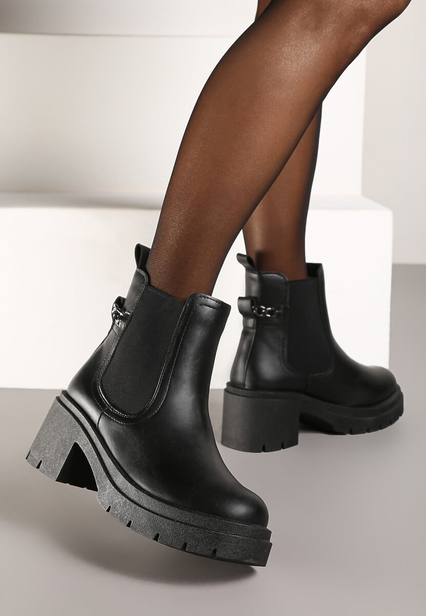 Czarne Botki Sztyblety na Słupku z Protektorem i Ozdobnym Łańcuchem Shalise