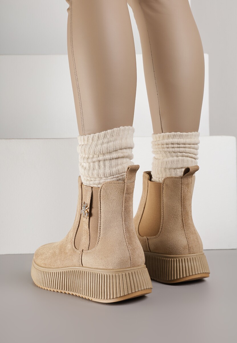 Ciemnobeżowe Botki Typu Sztyblety na Tłoczonej Platformie Zdobione Metalową Aplikacją Allecia