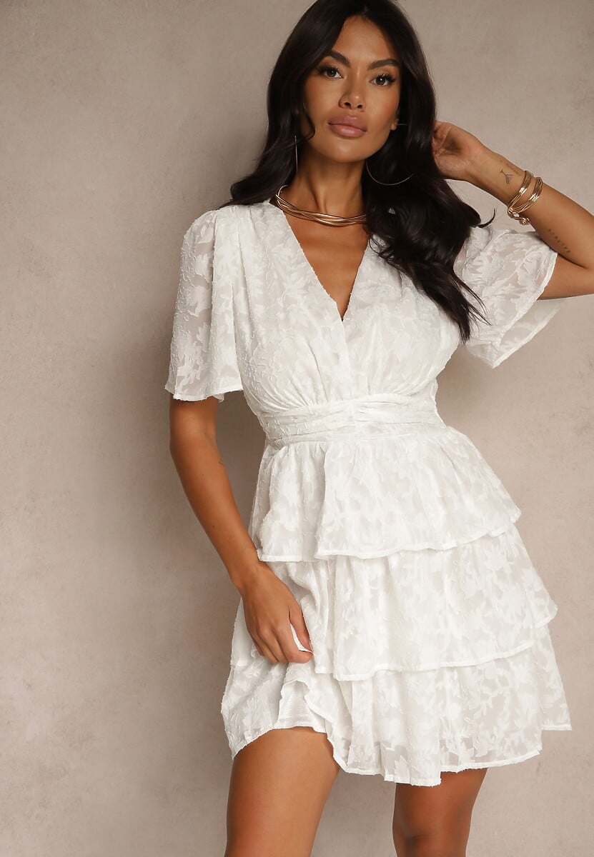 Czarna Sukienka o Rozkloszowanym Kroju z Dekoltem w Serek i Falbankami Drapia