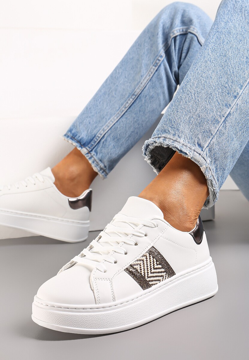 Białe Sneakersy z Metaliczną Wstawką na Grubej Podeszwie z Ozdobną Taśmą z Brokatem Qinessa
