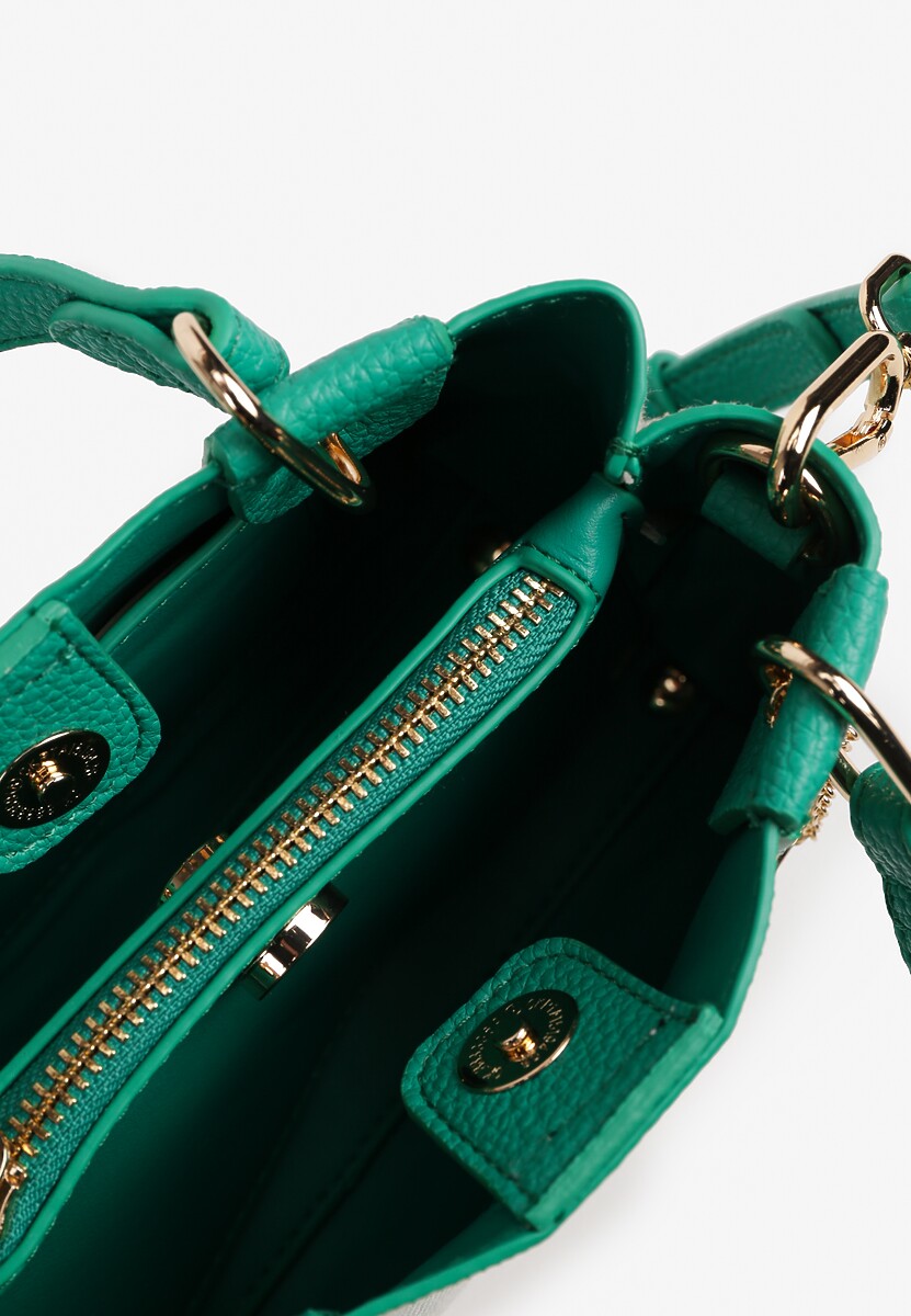 Zielona Torebka o Klasycznym Kształcie z Rączką i Paskiem Ozdobiona Zawieszką Elathia