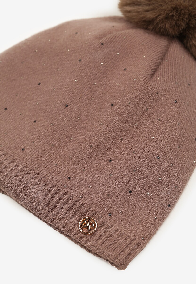 Ciemnobeżowa Czapka z Wiskozą z Futrzanym Pomponem i Cyrkoniowym Zdobieniem Jackitha