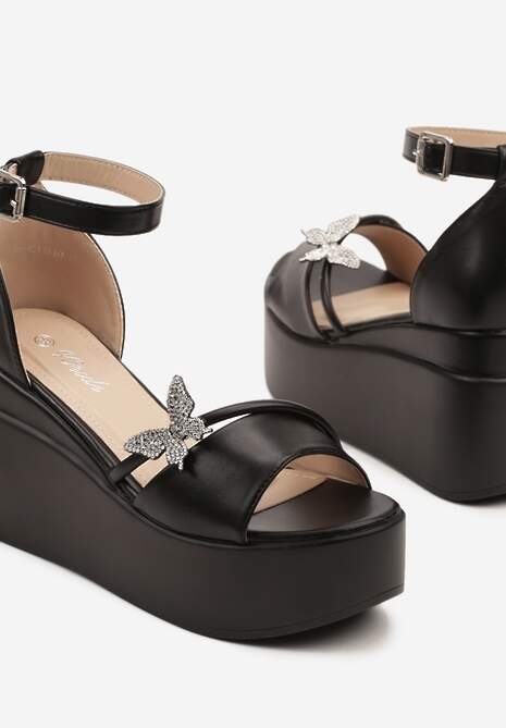 Czarne Sandały na Platformie i Koturnie z Aplikacją Motylka i Sprzączką przy Kostce Lorkio