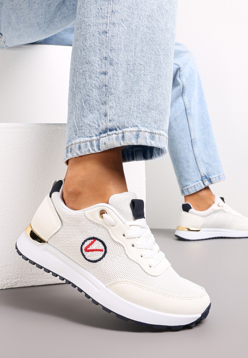 Białe Sneakersy z Haftowaną Naszywką i Metaliczną Wstawką Elnara
