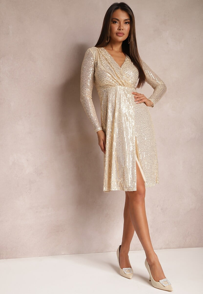 Złota Rozkloszowana Sukienka Midi w Cekiny z Kopertowym Dekoltem Junicca