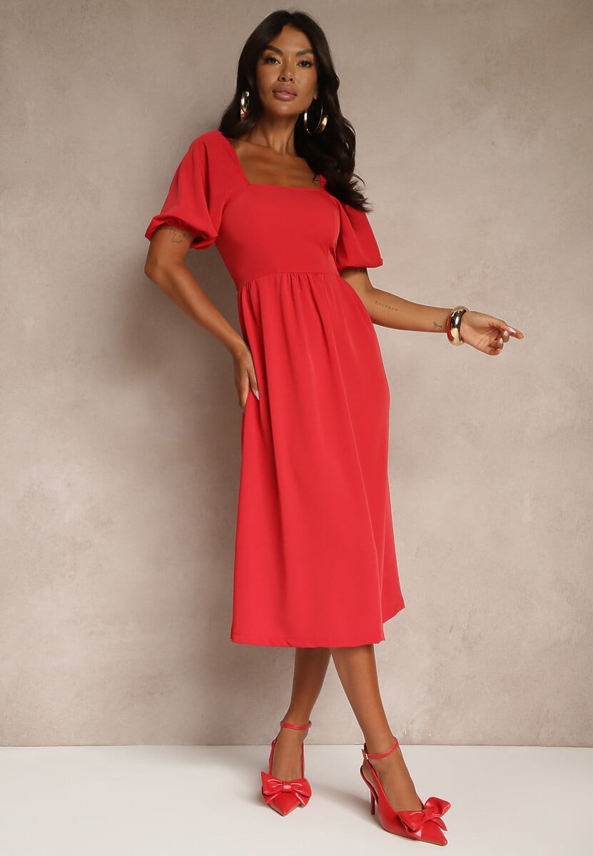 Czerwona Sukienka o Rozkloszowanym Kroju Ozdobiona Bufiastymi Rękawami Kolalira