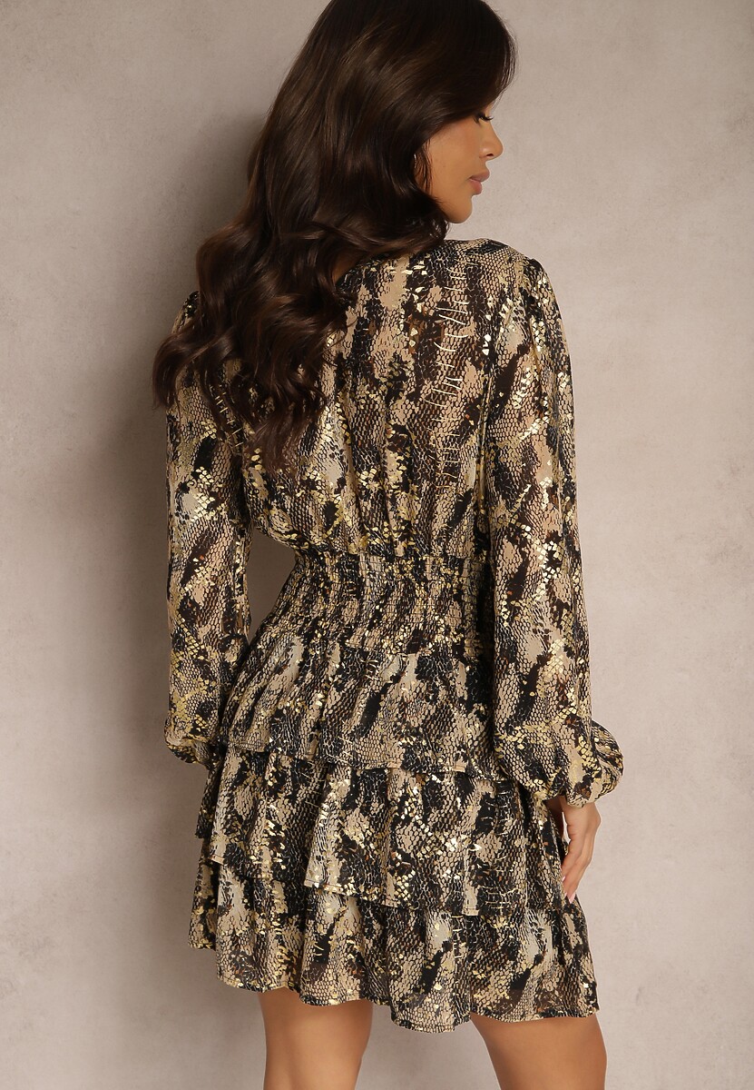 Brązowa Sukienka o Rozkloszowanym Kroju ze Stójką Gumką i Falbanami w Wężowy Wzór Mintinna