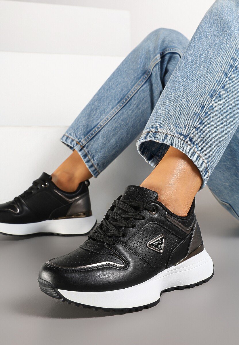 Czarne Sneakersy Ozdobione Perforacją i Geometryczną Aplikacją Senilanea