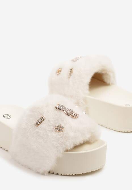 Beżowe Klapki z Futerkiem i Metalicznymi Aplikacjami na Piankowej Platformie Norwia