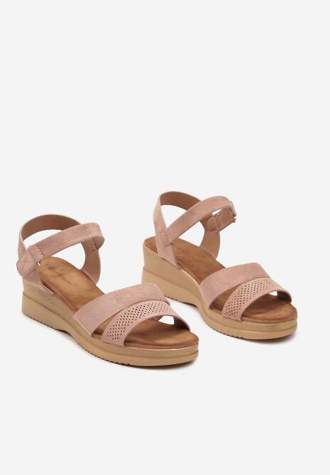 Różowe Sandały na Koturnie Ozdobione Perforacją Zapinane na Rzep Eolla