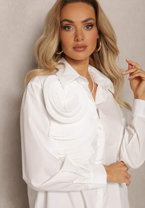 Biała Koszula z Wiązanym Sznurkiem Przy Szyi i Ozdobną Aplikacją z Boku Oldivia