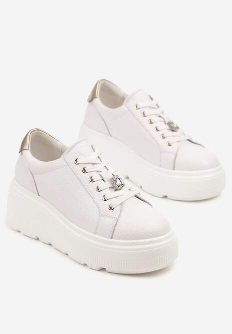 Białe Sneakersy Skórzane na Platformie z Metaliczną Ozdobą Rivzekia